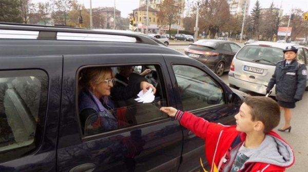 Деца от София раздават послания за безопасно шофиране написани на есенни листа